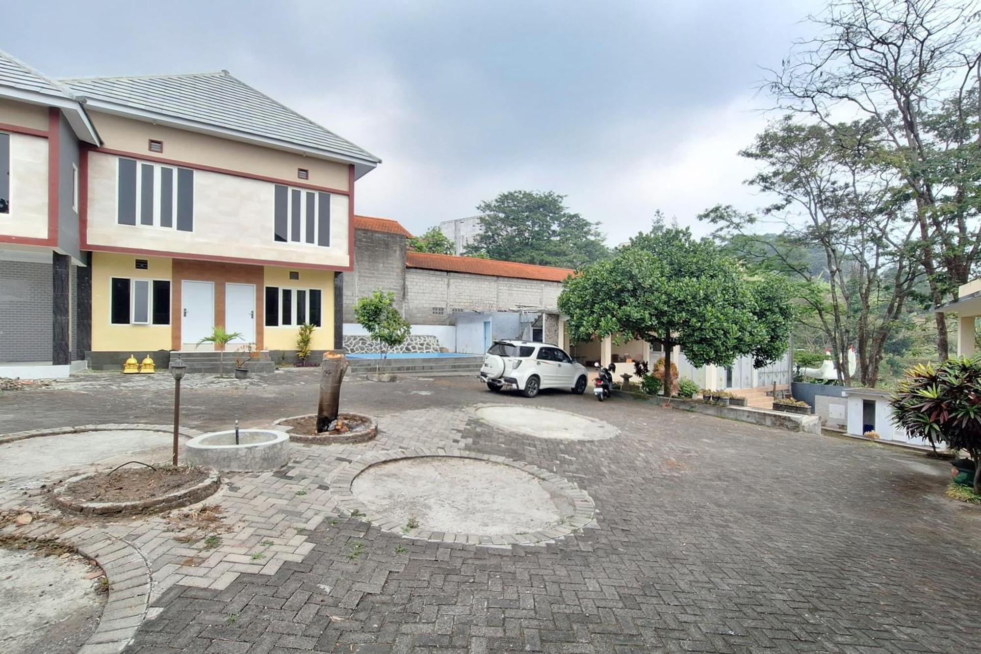 Villa Bukit Bunga Syariah Redpartner Pacet Mojokerto Exterior photo